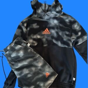 GENTLY USED ADIDAS CAMO HOODIE AND PANT FLEECE COMBO. RARE COLOR WAYS SIZE L